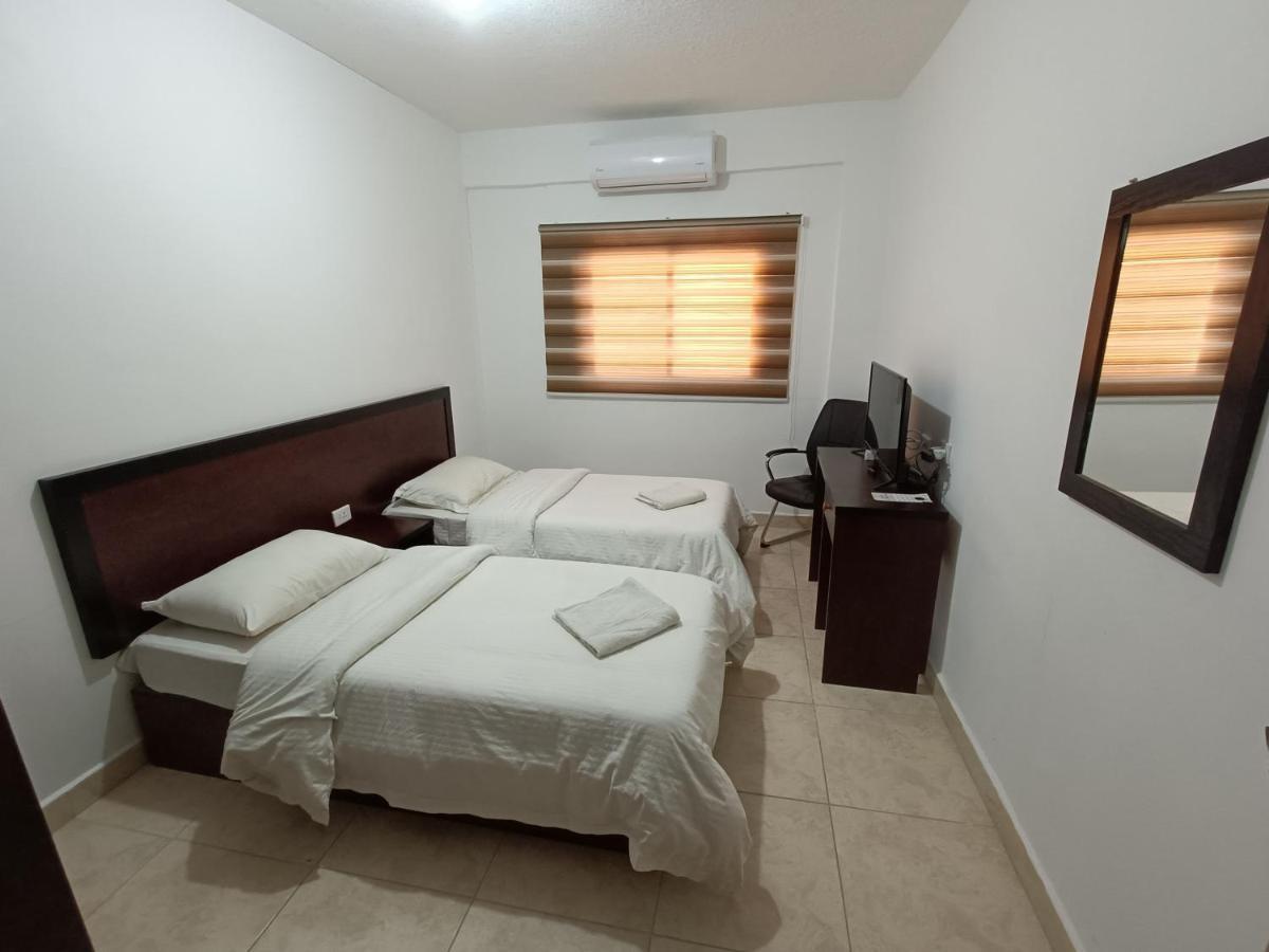 Happy Night Hostel Wadi Musa Esterno foto