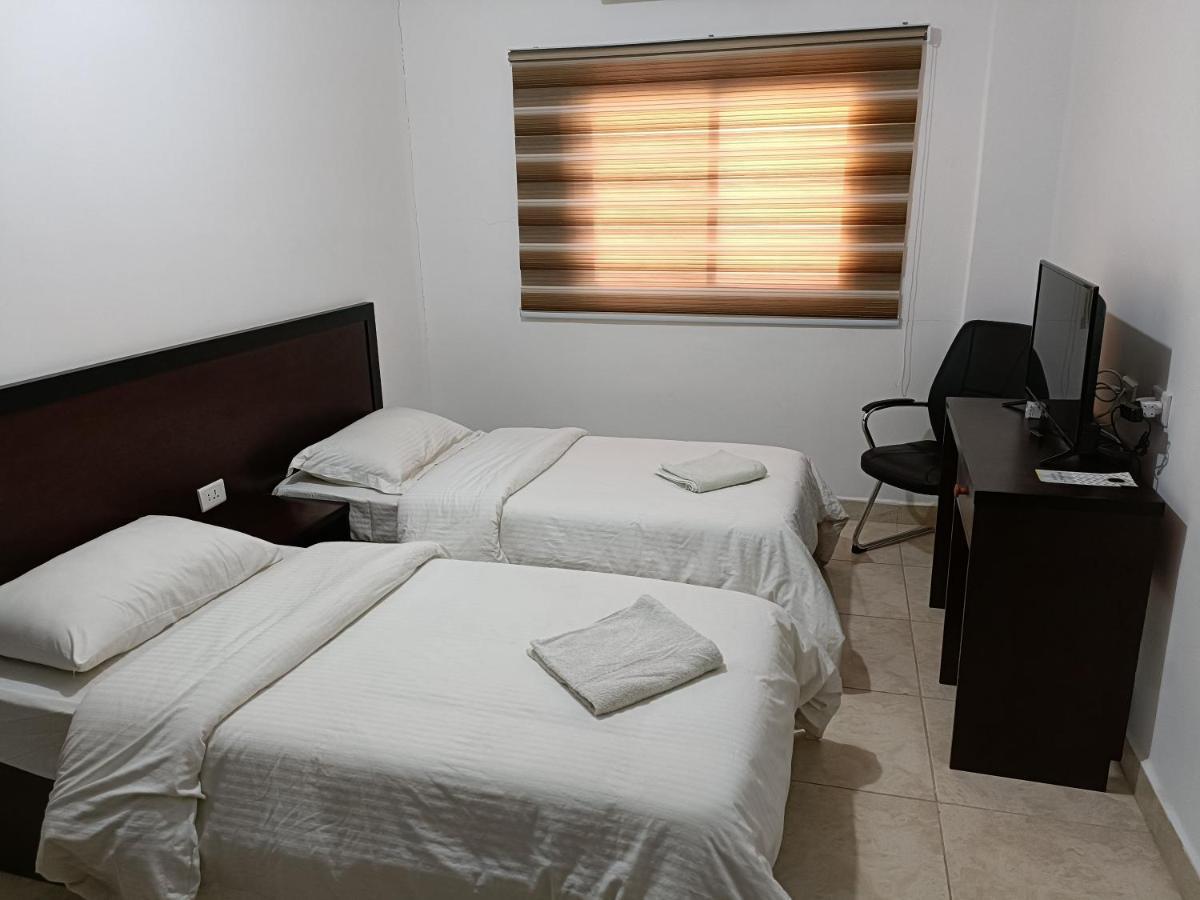 Happy Night Hostel Wadi Musa Esterno foto