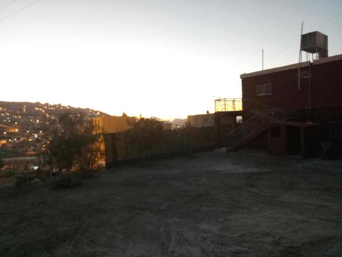 Happy Night Hostel Wadi Musa Esterno foto