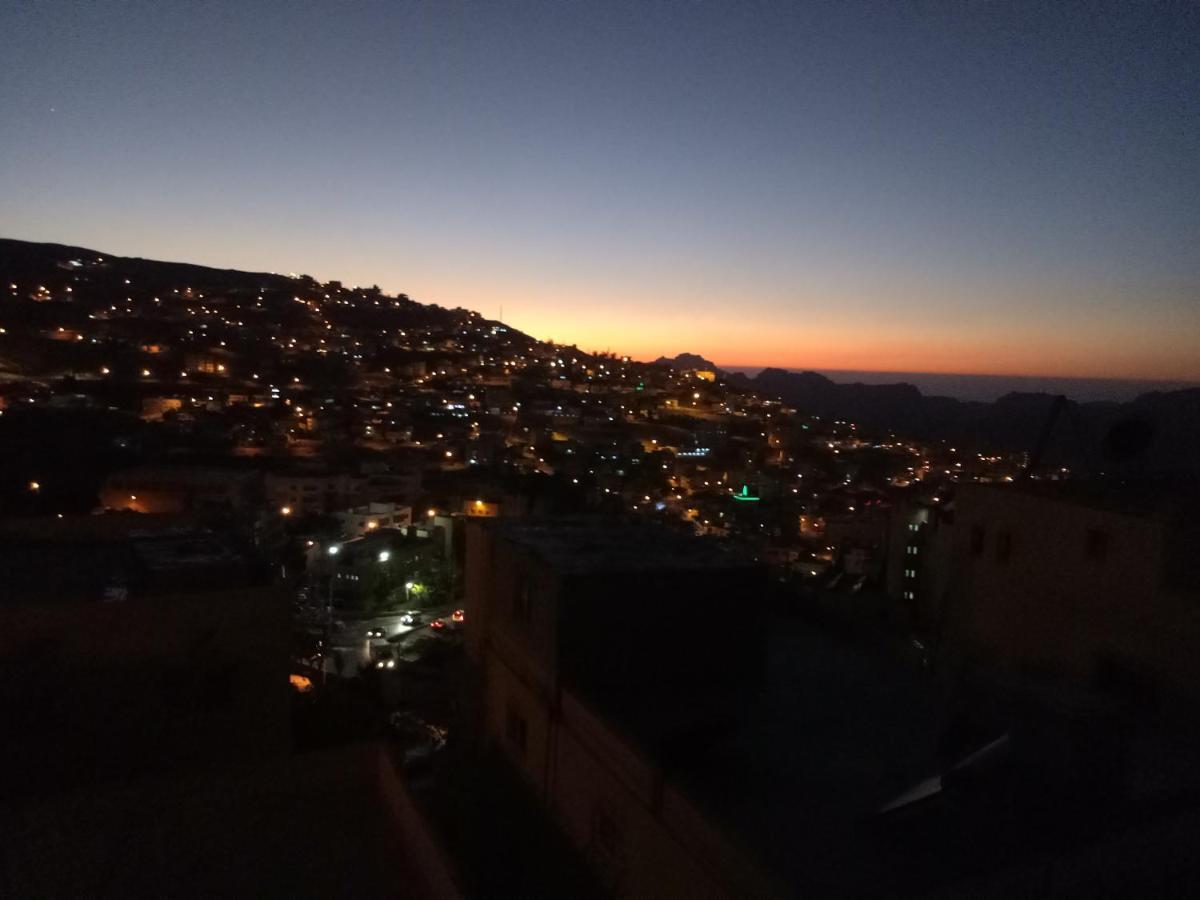 Happy Night Hostel Wadi Musa Esterno foto