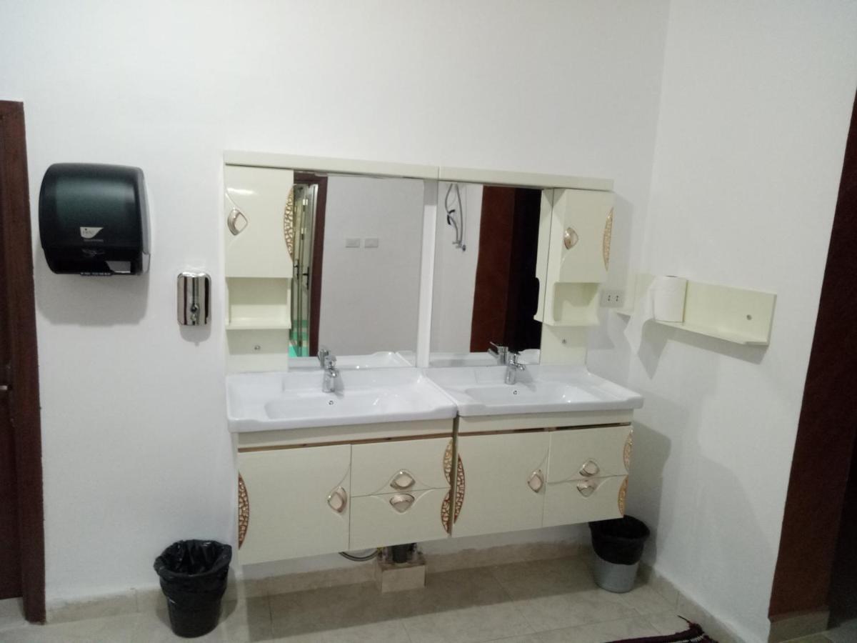 Happy Night Hostel Wadi Musa Esterno foto